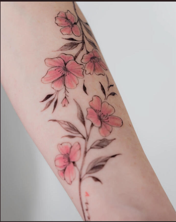 Tatuaggio fiori cigliegio Roma per donna Tatuaggio fiori rosa su braccio donna a Roma