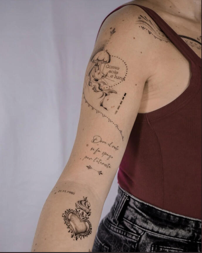 Composizione su donna con tatuaggi fine line di una medusa sul braccio a Roma