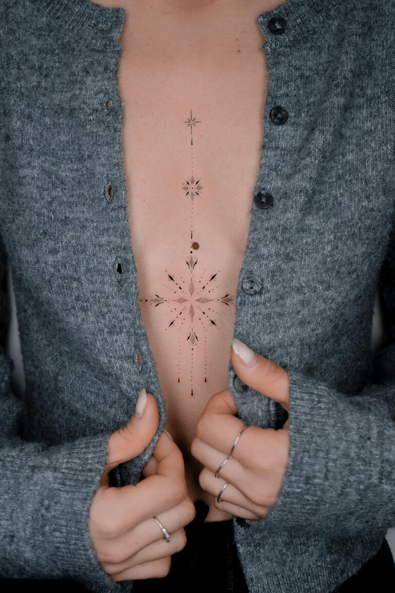 Esterno tatuaggio ornamentale Tatuaggio ornamentale delicato su esterno di una donna a Roma