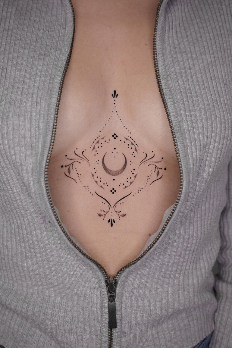 tatuaggio luna esterno Tatuaggio di uno sterno decorativo di donna, con una luna e foglio su una donna a Roma