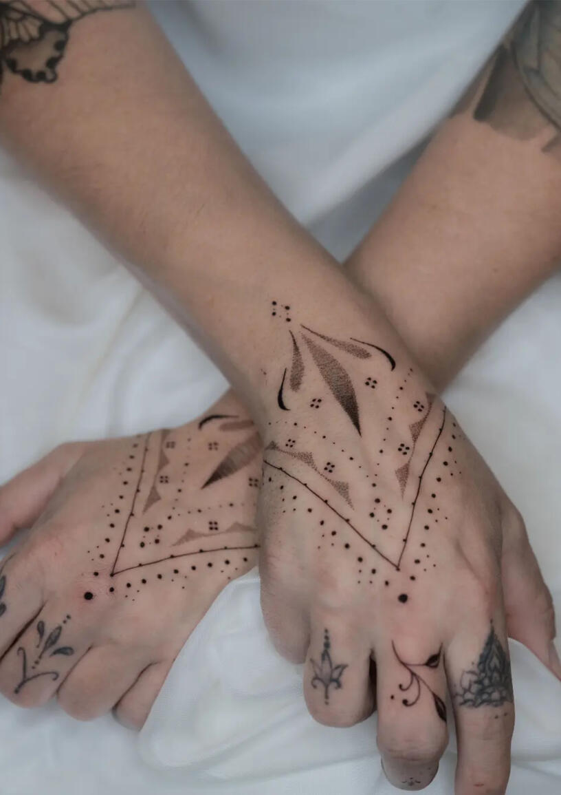 mani tatuaggio ornamentale Tatuaggio ornamentale delicato su mani di una donna a Roma
