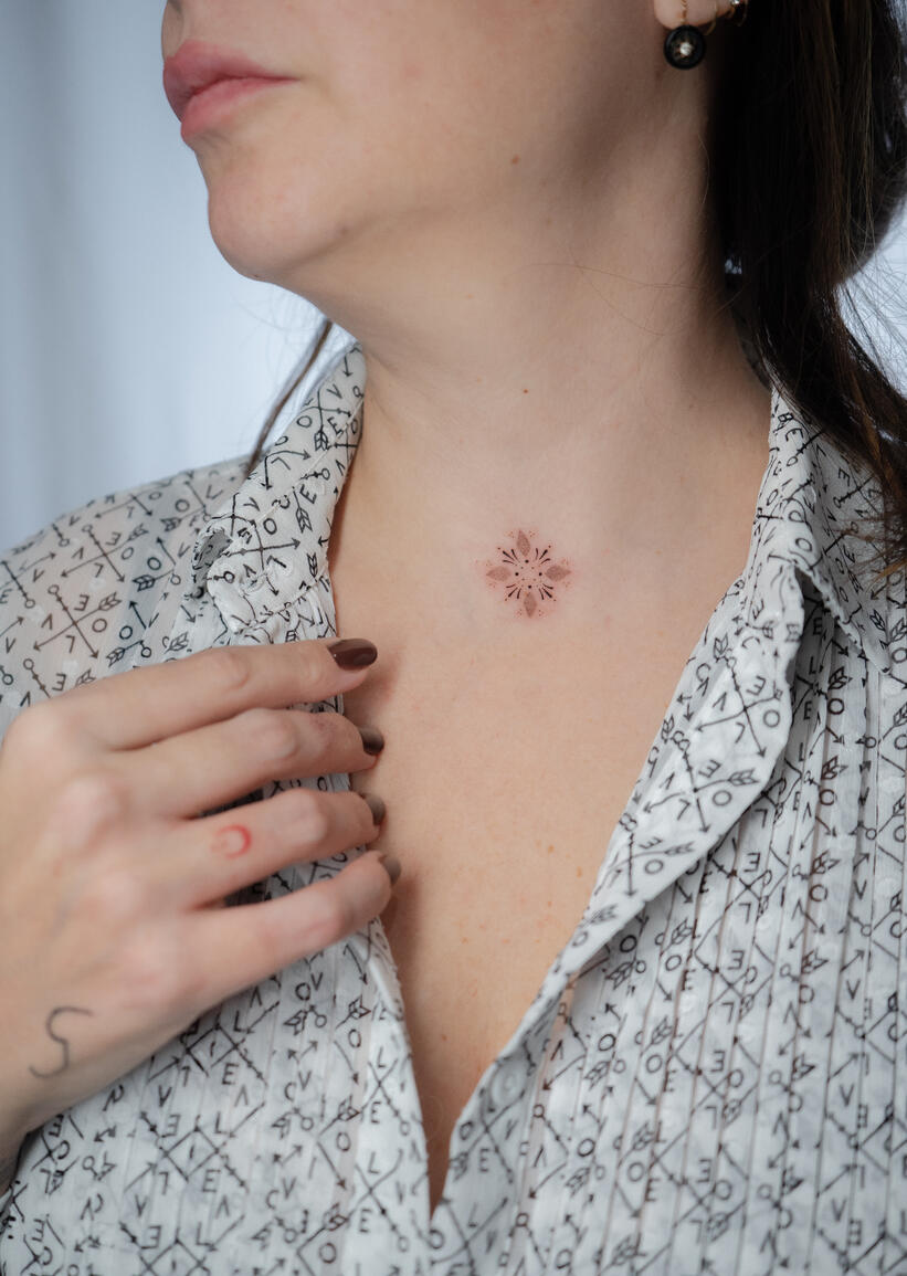 Piccolo tatuaggio fiore Tatuaggio piccolo ornamentale su collo di donna a Roma