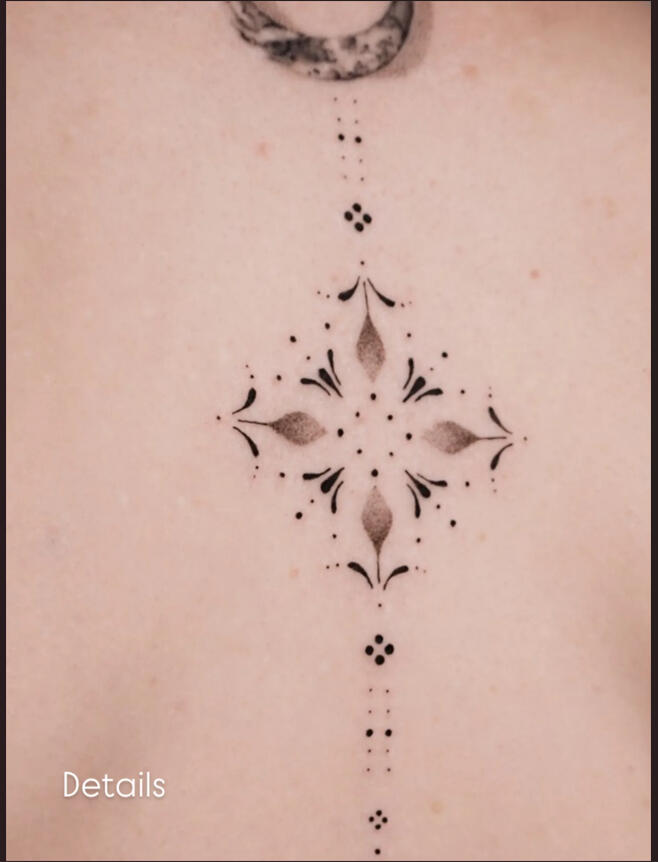 Tatuaggio dotwork a Roma per donna verticale Tatuaggio ornamento con dettagli piccoli e punti di struttura verticale su schiena